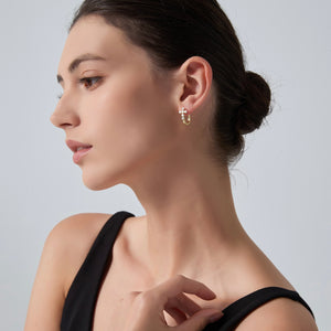 Boucles d'oreilles créoles en moissanite en forme de croix pavée