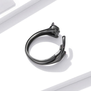 Black cat-shaped wrap ring on a white background