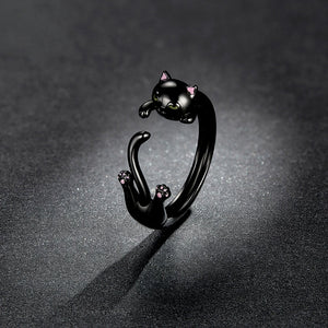 Black cat-shaped ring on a dark gray background