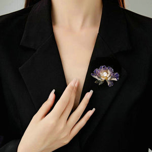 Person wearing a decorative brooch on a black blazer
