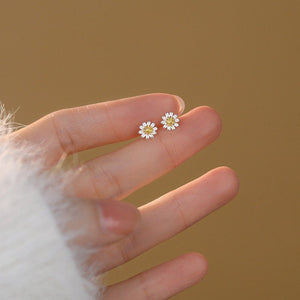Tiny Daisy Flower Screw Back Stud Earrings - Perimade & Co.