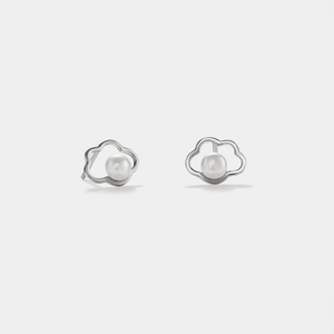 A pair of gold-plated sterling silver stud earrings featuring a pearl in a cloud-like design.