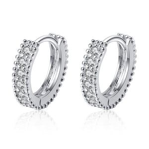 Petites boucles d'oreilles créoles de mariage en moissanite