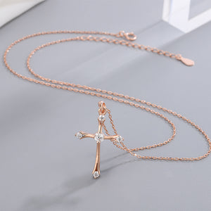 Collier avec pendentif en forme de croix délicate