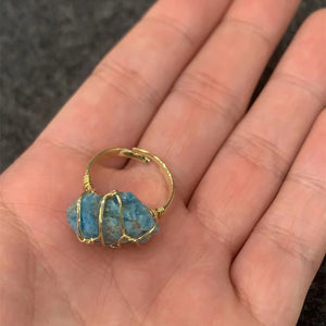 Anello con pietra grezza di cristallo naturale di grande impatto