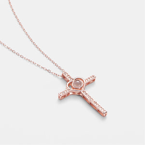 Personalisierte Halskette mit Kreuz-Fotoprojektion