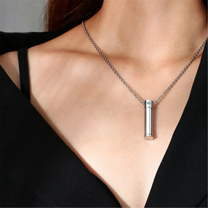 Collana con pendente urna a cilindro di cenere umana